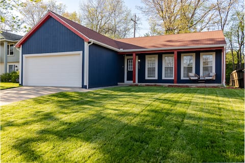 Walk to The Big House|Comfy Art Filled Home