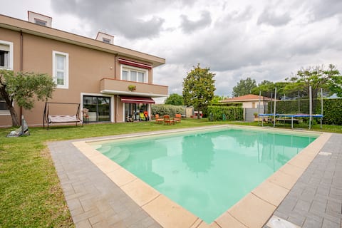 Lovely L&L apartment with pool