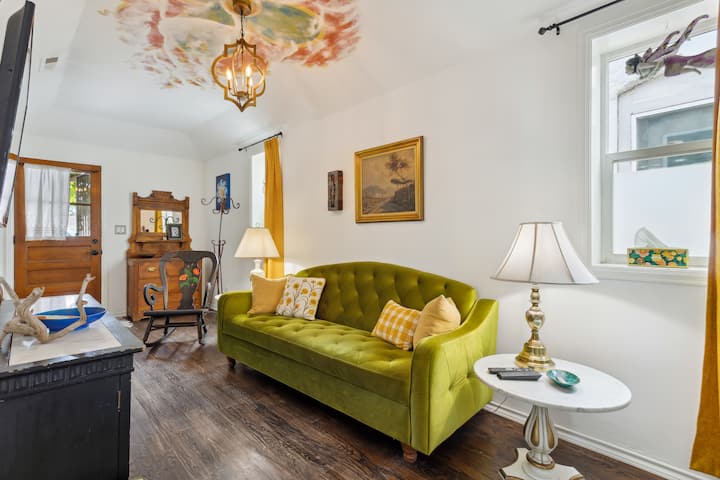 Single Story Artist's Home In A Central Location - Denver, CO