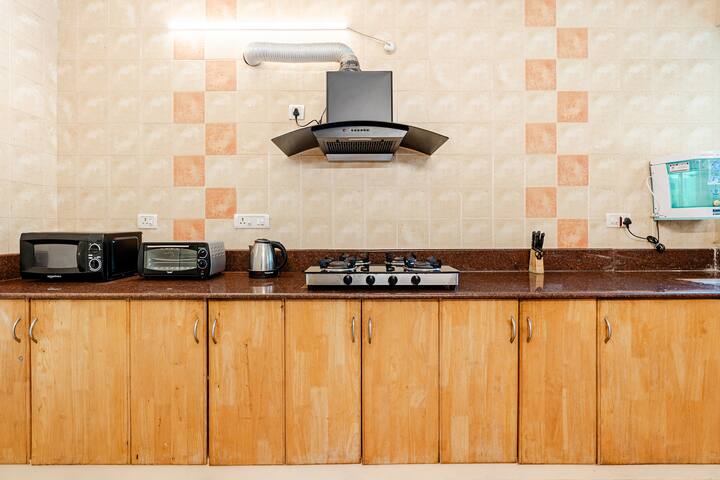Full kitchen image 2