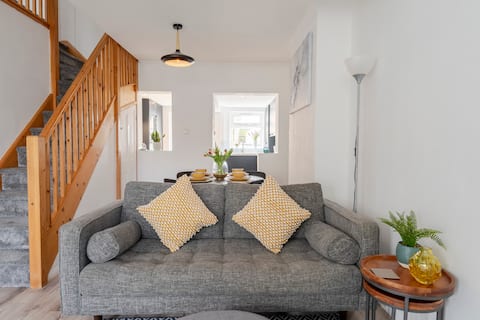 Popular Airbnb listing: Modern 2 Bed House in Rainham, Kent in Medway