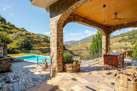 Vineyard Villa: Pool, Fast Wi-Fi, in Central Douro