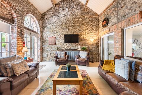 Devine  House - spacious home that sleeps ten.