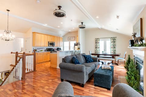 5 Star Wild Rose Cottage with Movie Theater