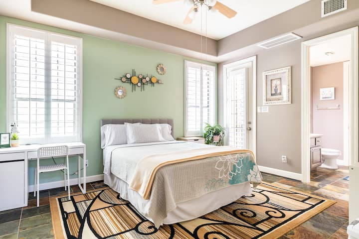 Dhoma e gjumit nr. 1 me krevat dopio "Queen"
Banjë e plotë, dollap, vend pune, televizor inteligjent.