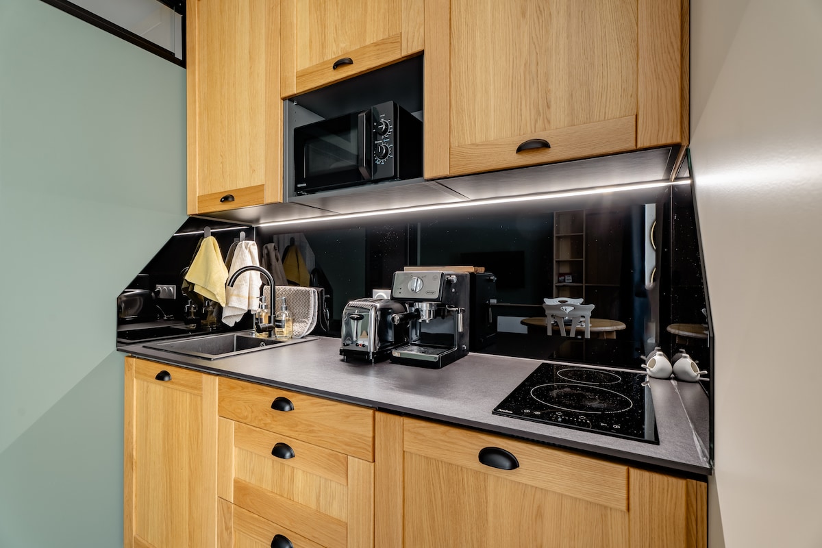 Popular Airbnb listing: La Halte – Studio Near the Train Station with Garage in Sud Gare