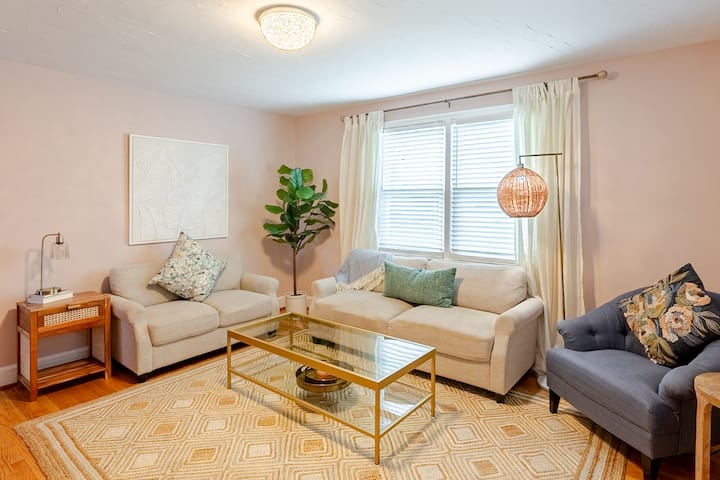 Altavista House - Renovated, Charming, & Walkable - Charlottesville, VA