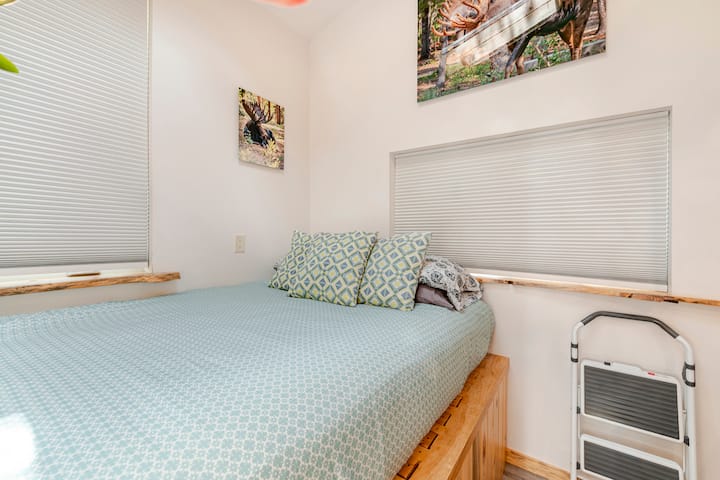 Le lit queen size est surélevé, un tabouret est fourni pour ceux qui souhaitent l'utiliser, la chambre a des puits de lumière au-dessus pour profiter d'une observation magique, lumineuse et complète des étoiles par une nuit claire. 