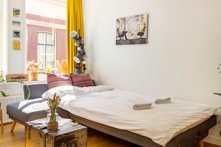 Bank in de woonkamer uitgeklapt + topper matras als je met meer dan 2 gasten komt. Mijn vriend zegt "het slaapt super leuk" ✌