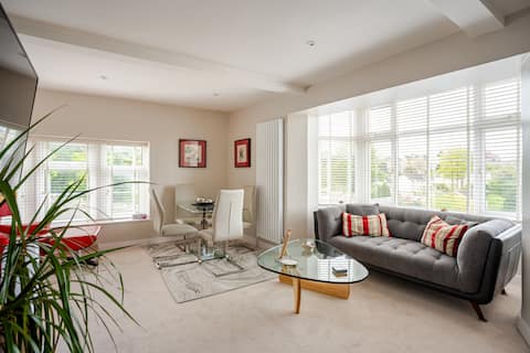Top performing Airbnb: Spacious centrally located apartment in Southstoke