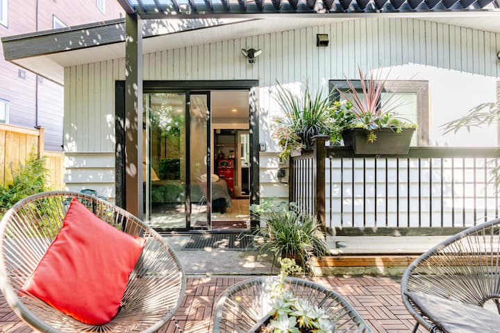 Garden Terrace Bedroom And Private En-suite Bath - Seattle, WA