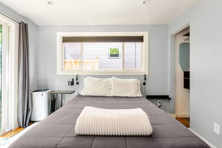 Garden Terrace Bedroom And Private En-suite Bath - Seattle, WA