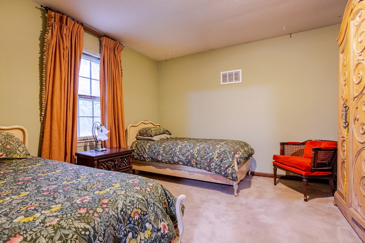 Стая с жълъд, вход в дъбова стая, основно ниво