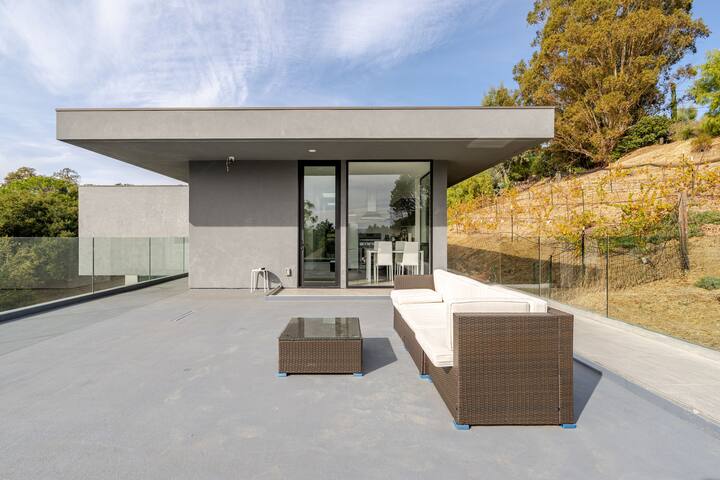 Ultra modern 2 BR/2BA with gorgeous hill views