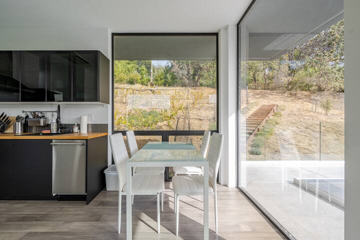 Ultra modern 2 BR/2BA with gorgeous hill views gallery image 4