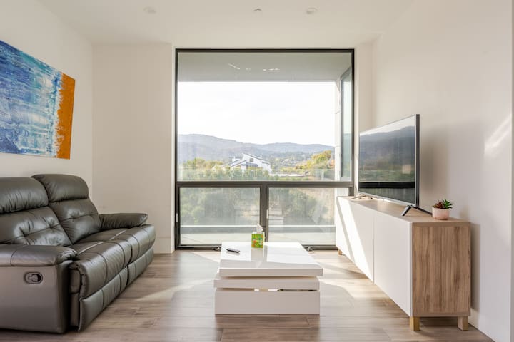 Ultra modern 2 BR/2BA with gorgeous hill views gallery image 2