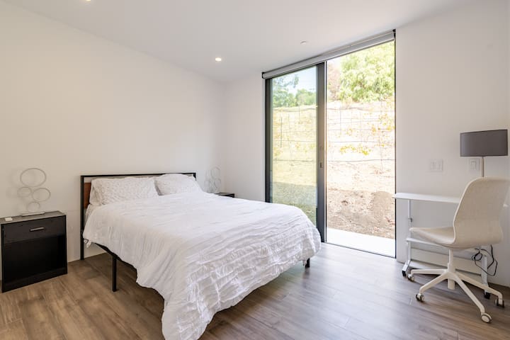 Ultra modern 2 BR/2BA with gorgeous hill views gallery image 3