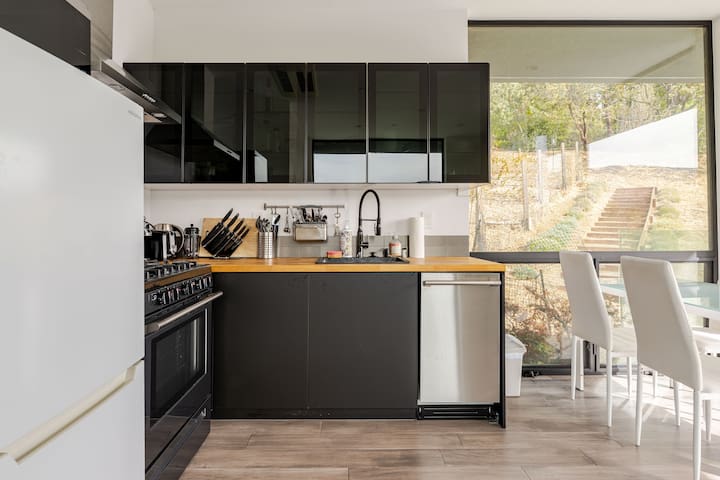 Ultra modern 2 BR/2BA with gorgeous hill views gallery image 5