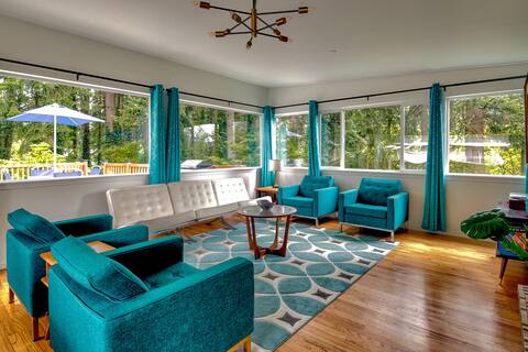 Mid-Century Modern House w/Tiki Room & Hot Tub