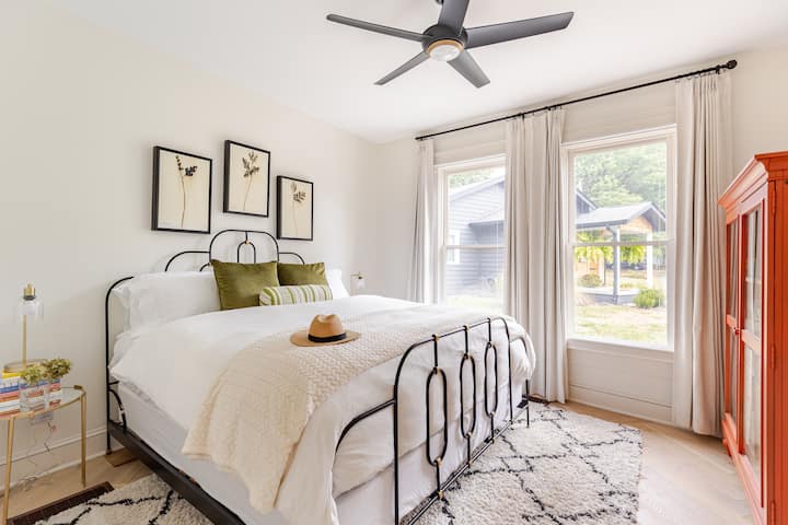 ห้องนอนชั้นหลักประกอบด้วยเตียงคิงไซส์อาร์ตเดโคที่สง่างามพัดลมเพดานและหน้าต่างขนาดใหญ่ 2 บานที่หันหน้าไปทางทิศตะวันออก ม่านทึบแสงจากพื้นจรดเพดานช่วยให้นอนหลับสบายในขณะที่พื้นไม้โอ๊คยุโรปลายก้างปลาเพิ่มความมีสไตล์