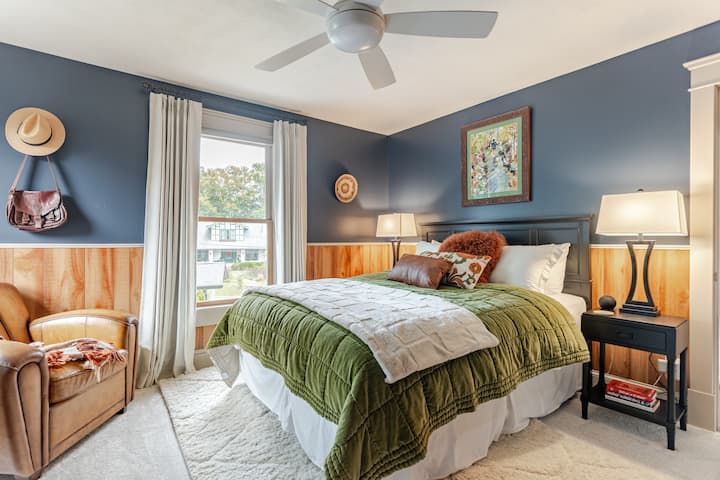 ห้องนอนที่น่าอยู่นี้มีเตียงควีนไซส์พัดลมเพดานและทีวีโรกุ ด้วยหน้าต่าง 2 บานม่านบังแดดและม่านทึบแสงจึงมั่นใจได้ว่าการเข้าพักจะเป็นไปอย่างสงบ ศิลปะดั้งเดิมบนเตียงช่วยเพิ่มความรู้สึกเป็นส่วนตัวให้กับสถานที่พักผ่อนที่สะดวกสบายแห่งนี้