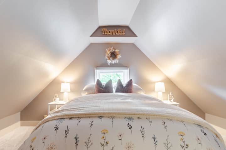 ห้องนอนที่อบอุ่นในฝันนี้มีเตียงควีนไซส์และหลังคาแหลมที่มีเสน่ห์ ในฐานะที่เป็นหนึ่งในห้องพักที่มีเอกลักษณ์ที่สุดของที่พักแห่งนี้มีสถานที่พักผ่อนที่อบอุ่นและมีเอกลักษณ์มากมายจึงเป็นสถานที่พักผ่อนที่สมบูรณ์แบบสำหรับการพักผ่อนและ