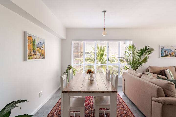 2Beds Seaside Bliss: Beachfront Promenade Retreat gallery image 3