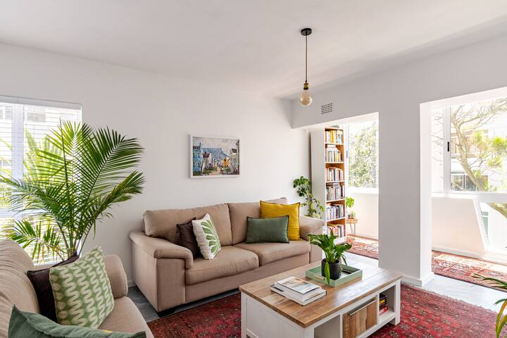 2Beds Seaside Bliss: Beachfront Promenade Retreat gallery image 2