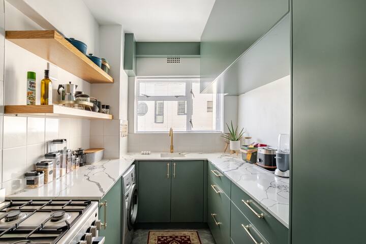 2Beds Seaside Bliss: Beachfront Promenade Retreat gallery image 4