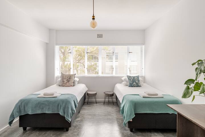 2Beds Seaside Bliss: Beachfront Promenade Retreat gallery image 5