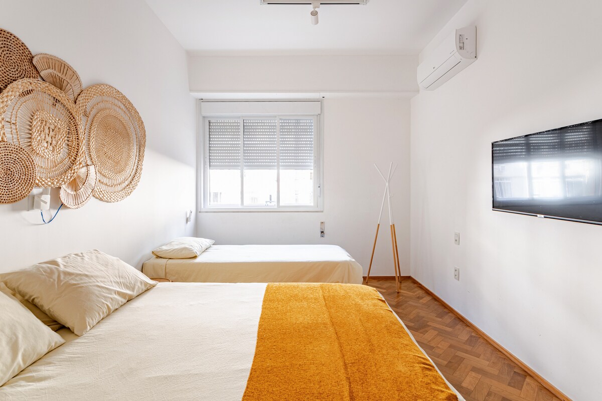 Jedan bračni krevet (160 × 200) i jedan jednostruki krevet. Može biti i 3 jednostruka kreveta.