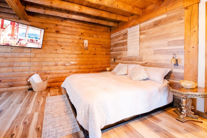 Master Bedroom with Smart TV and Private Full Bathroom.
1 King Bed
1 Queen Sofa Bed