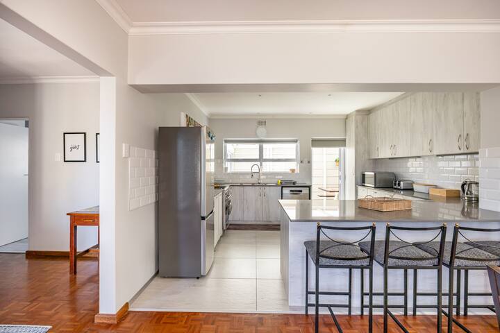 Beautiful, spacious family home with free wifi! gallery image 4