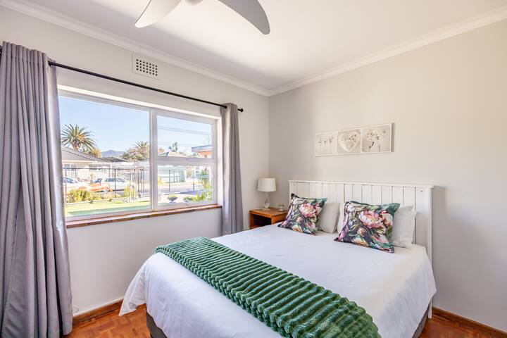 Beautiful, spacious family home with free wifi! gallery image 3