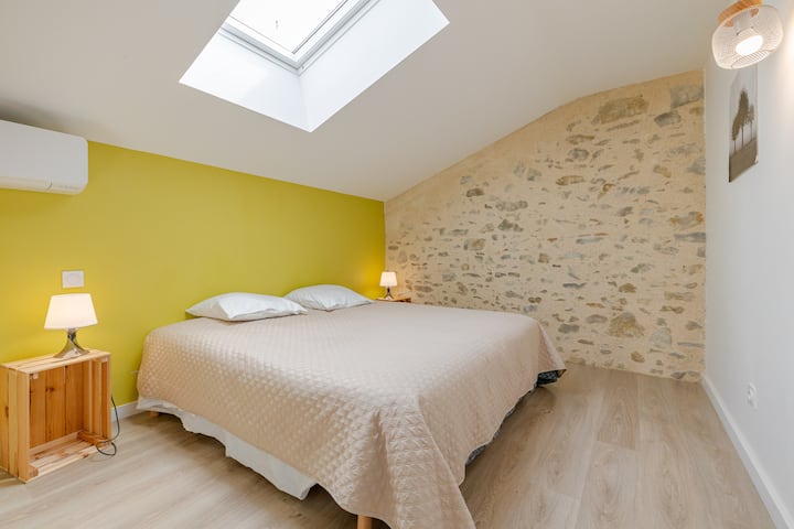 dans les deux chambres les lits de 90x200 peuvent être réuni pour faire un lit de 180x200