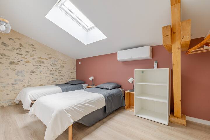 dans les deux chambres les lits de 90x200 peuvent être réuni pour faire un lit de 180x200