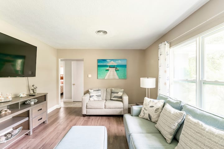 Cheerful 3 - Bedroom Home With Pool - Clearwater, FL