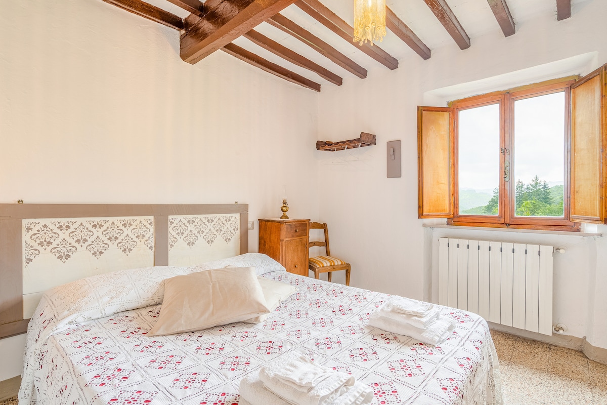 理查德客房位于一楼，靠近卫生间，配备160x190双人床、抽屉柜、固定电话和床头柜。