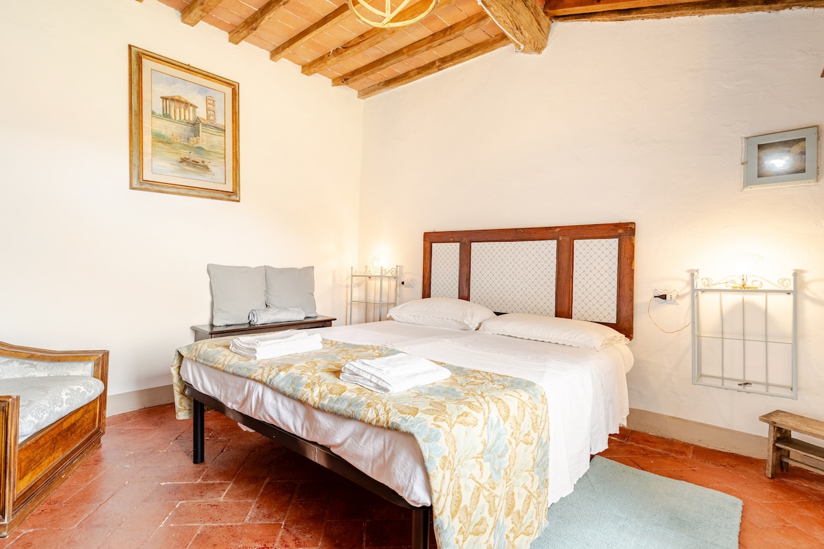 Maloliz房间，配备160x190双人床、2张床头柜、全身镜、扶手椅、抽屉柜、风扇，可俯瞰山景，非常安静，位于楼上