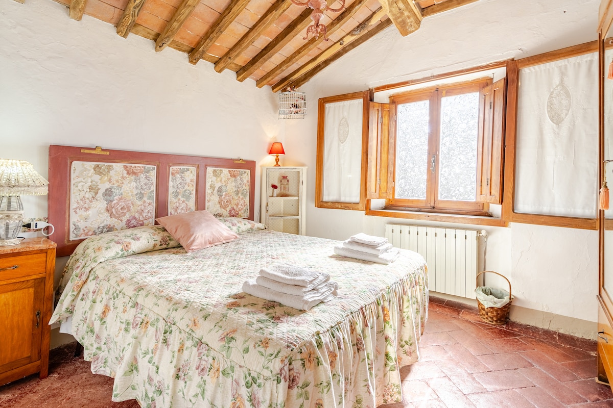 迷迭香房，配备160x190双人床、2张床头柜、衣柜、床头灯、全身镜，窗外可欣赏全景，房间靠近全功能卫生间