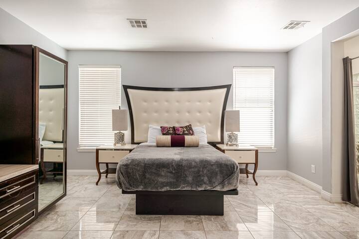 EDC Castle 5 * 2 Masters * 4000 sq feet * Gated gallery image 3