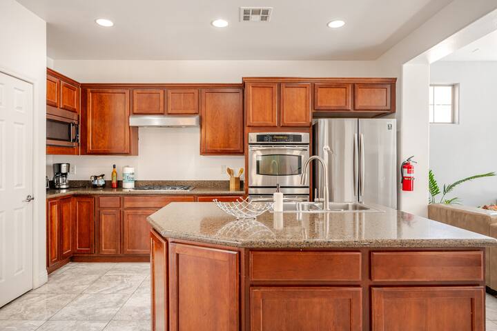 EDC Castle 5 * 2 Masters * 4000 sq feet * Gated gallery image 5