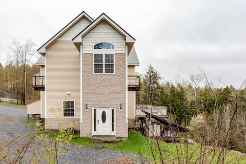 Large 3 Bedroom Home with Cascading Waterfall!!