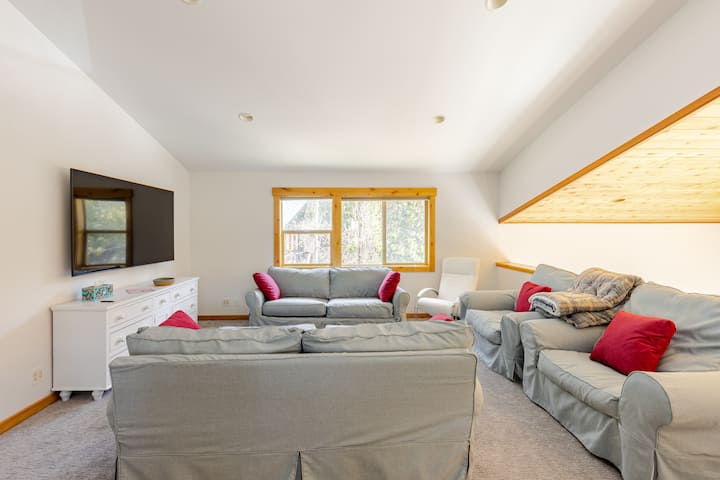 พื้นที่ห้องนั่งเล่นที่สองพร้อมโต๊ะรับประทานอาหาร/โต๊ะเกมชั้นบน
ผ้าคลุมโซฟาอาจเป็นสีขาวหรือสีฟ้าอ่อนเนื่องจากเราต้องหมุนผ้าซักแห้ง