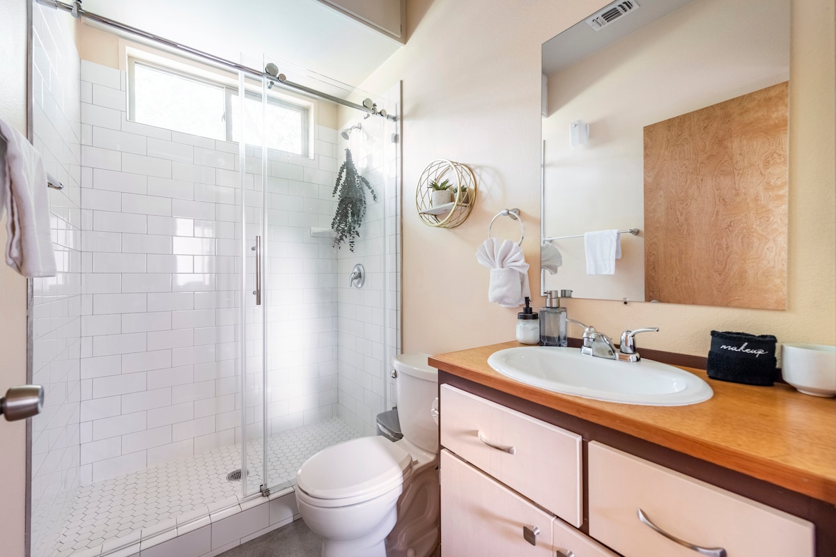 East-Austin Oasis - Peaceful & Centrally Located