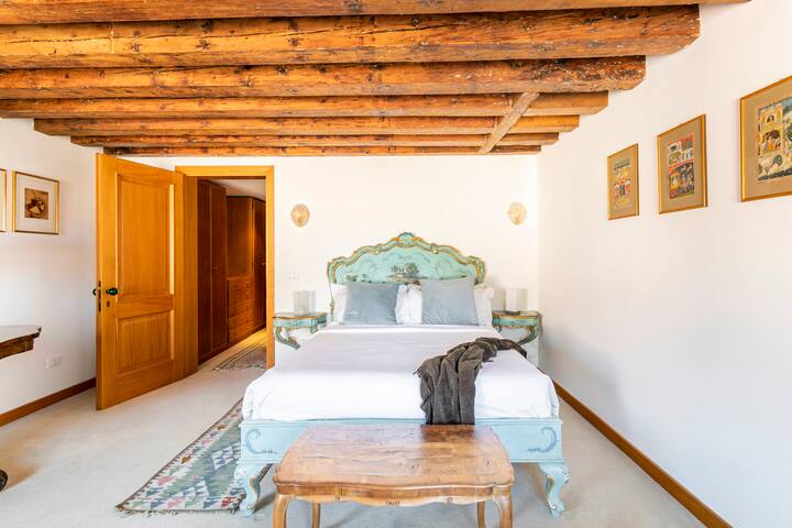 SAN MARCO! Stunning Penthouse with terrace! gallery image 5