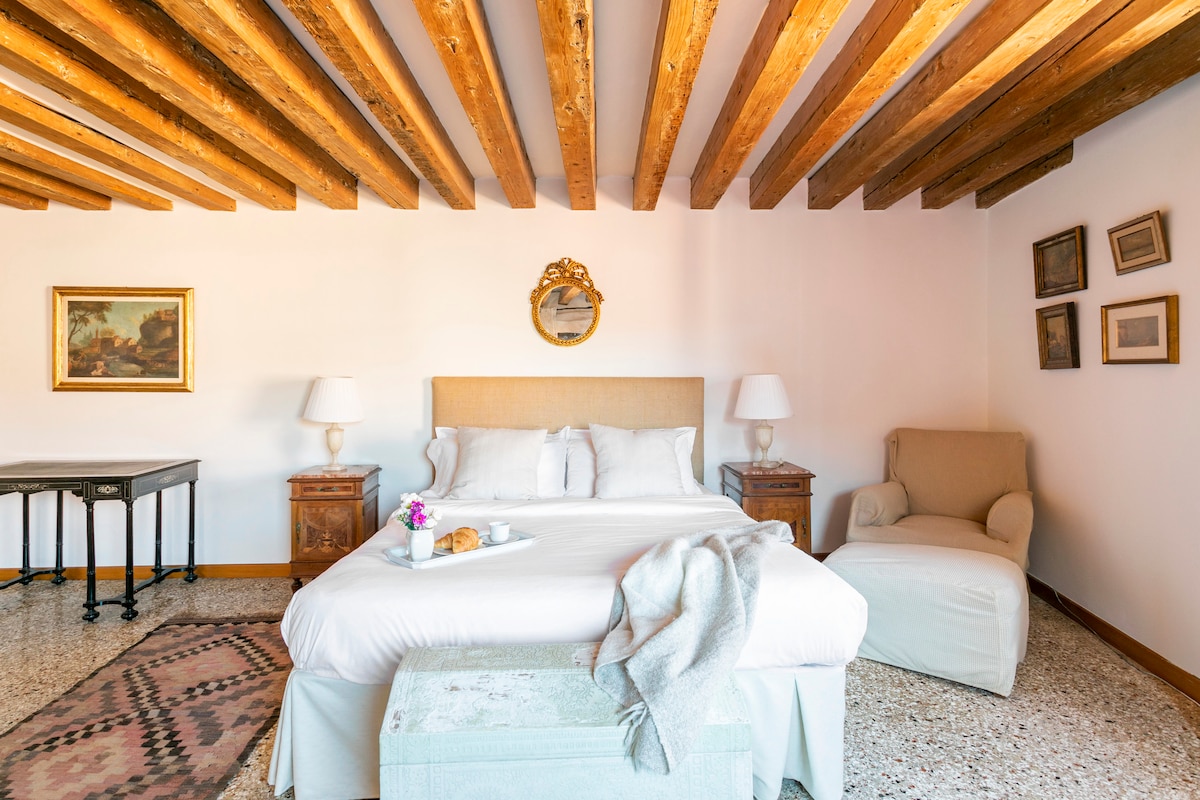 Მთავარი საძინებელი, კომფორტული ორადგილიანი საწოლითა და დიდი სივრცეებით - ასევე აქედან, ვენეციის არხების ხედი უნიკალურია!