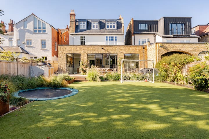 Great 5 bedroom house in vibrant Teddington.