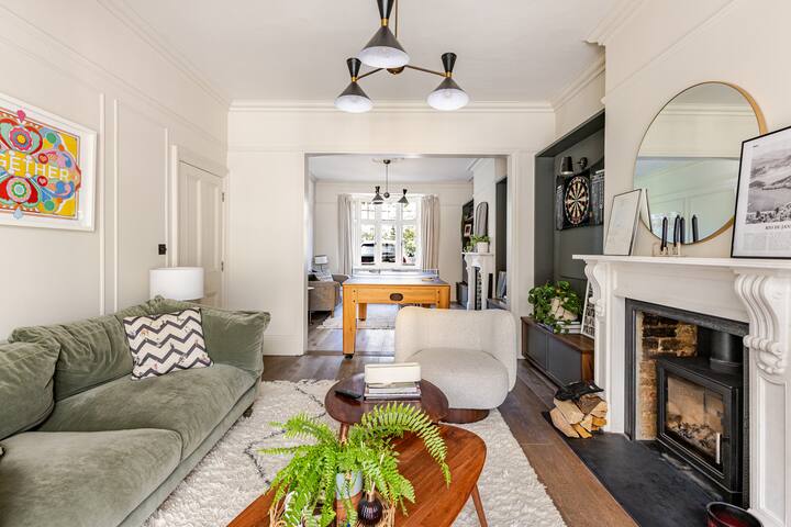 Great 5 bedroom house in vibrant Teddington. gallery image 2