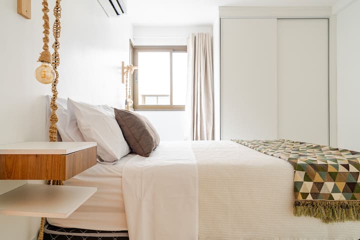 Izba v apartmáne s klimatizáciou, výpadkom a uzamykateľnou skrinkou.